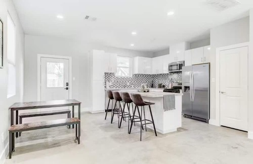 North Houston Casa | Centrally Located Pet Friendly Haven