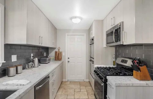 Granada Hills North Casa | Privet Country Club House 4bed 3bath Office, WiFi, Fitness, Pool, Spa in L.A.