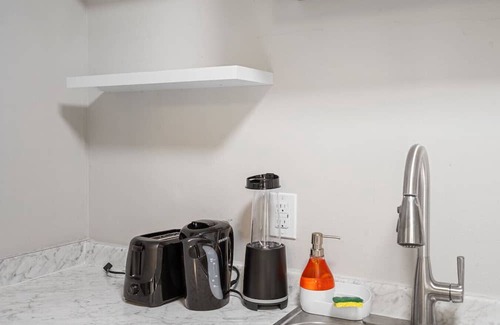 Mount Holly Apartamento | Charming 2 King Bedroom Suite—in Downtown Mt Holly