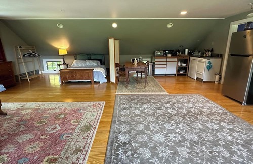 Tyringham Apartamento | Charming studio loft in The Berkshires surrounded by 20 acres of nature