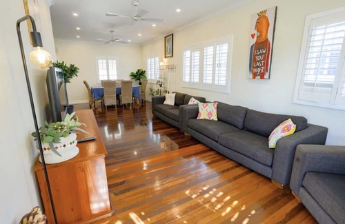 Holland Park West Casa | Beautiful Central Queenslander