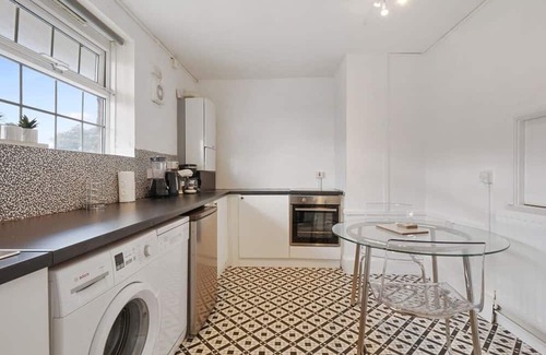 Pollards Hill Apartamento | Stylish 2-Bedroom Flat for Relaxation & Comfort