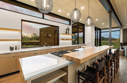 Bozeman Casa | Unparalleled Bozeman estate with river frontage to the Gallatin River.