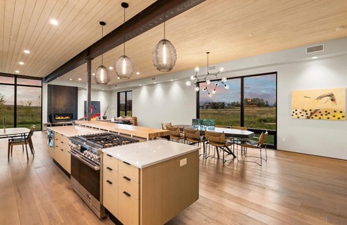 Bozeman Casa | Unparalleled Bozeman estate with river frontage to the Gallatin River.