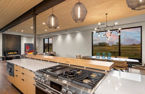 Bozeman Casa | Unparalleled Bozeman estate with river frontage to the Gallatin River.
