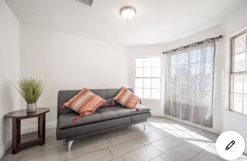 Green Valley Alquiler De Eote | Great house 1 floor Unique location near strip 8 minutes Nice neigborhood