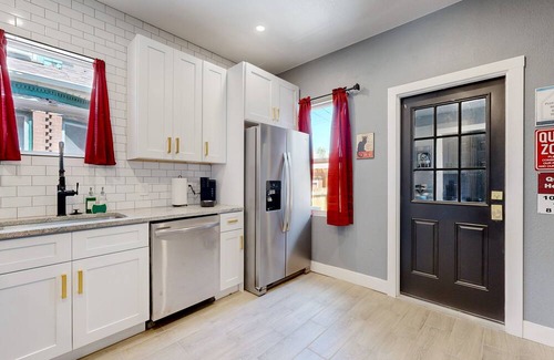 Baker Casa | Spooky 4-king bed house in Denver with AC & WiFi