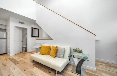 Rampart Village Apartamento | Chic Three Level 2-Bedroom 2-FULL Bathroom Loft with Balcony & 2-Parking space