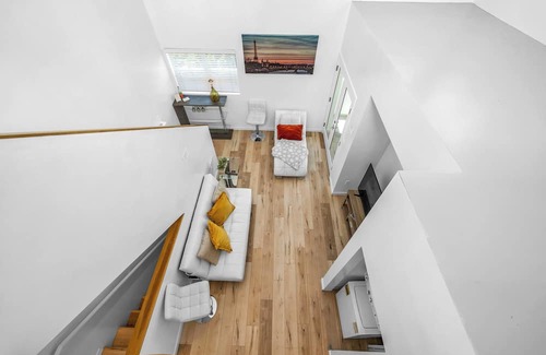 Rampart Village Apartamento | Chic Three Level 2-Bedroom 2-FULL Bathroom Loft with Balcony & 2-Parking space