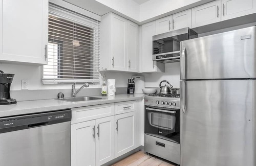 Rampart Village Apartamento | Chic Three Level 2-Bedroom 2-FULL Bathroom Loft with Balcony & 2-Parking space