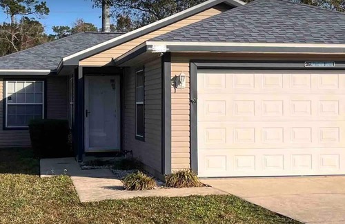 Northside Casa | The Blue House! Charming 3-bedroom house in marvelous Jacksonville with AC, WiFi
