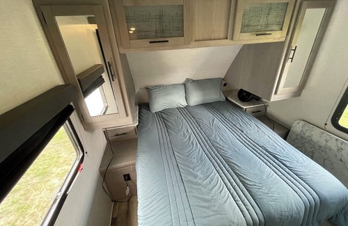 Lexington - Salisbury Alquiler De RV | Come glamping in a Cozy 1-bedroom camper with double bunks and a sofa