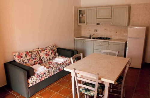 Follonica Apartamento | Holiday apartment with pool and sun loungers