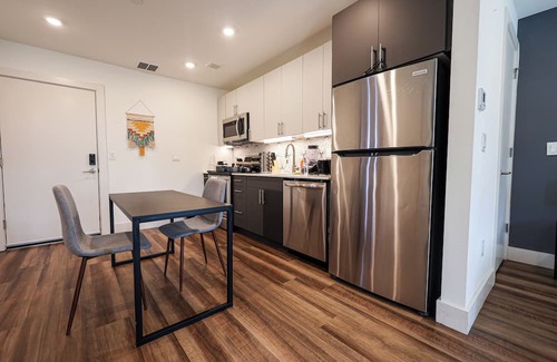Brewerytown Apartamento | Imagine a stylish escape in Glenwood, the epitome of urban luxury