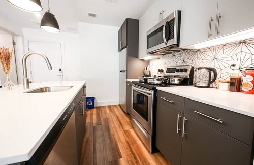 Brewerytown Apartamento | Imagine a stylish escape in Glenwood, the epitome of urban luxury