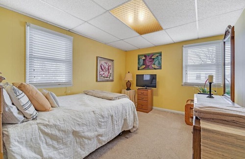 Swarthmorewood Casa | Cozy 2B/1B by Swarthmore w Driveway!