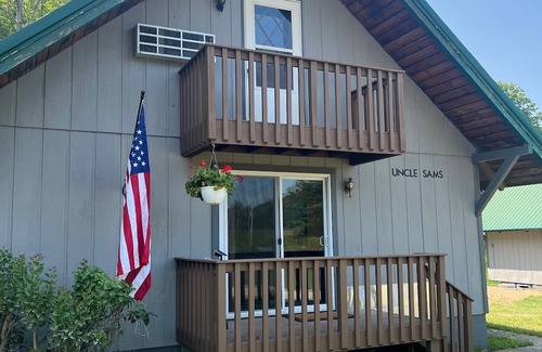 Cadillac Cabina | 3-bedroom cabin in charming Harrietta with WiFi. Perfect for a getaway.