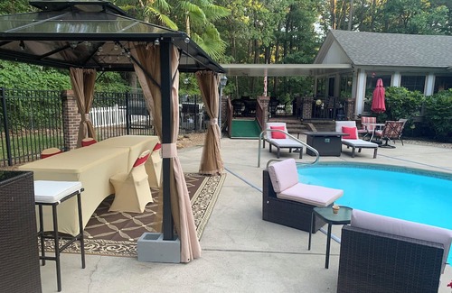 Rocky Mount Casa | treetop Paradise- pool, 6 beds, sand volleyball, outdoor Kitchen, & movie room