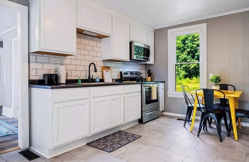 Southern Coast Apartamento | Charming 2bedroom apartment with WiFi and fitness room in heart of downtown Saco
