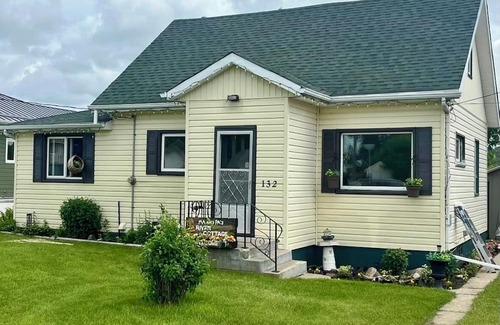 Minnedosa Casa | Spacious Cottage just steps to the River, Heritage Village and Minnedosa Lake!