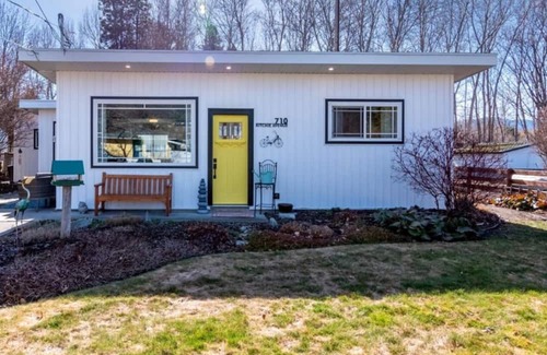 Okanagan-Similkameen Casa | Charming Creekside Cottage in Naramata Village