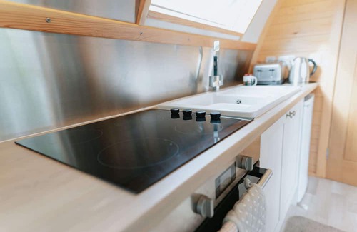 Weston Cabina | Cosy Rural Cabin With Hot Tub