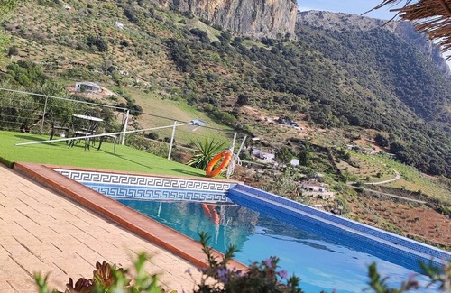 El Gastor Cabaña | House with views of the mountains and the reservoir, with fireplace and saltwater pool