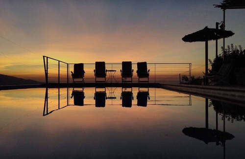 El Gastor Cabaña | House with views of the mountains and the reservoir, with fireplace and saltwater pool