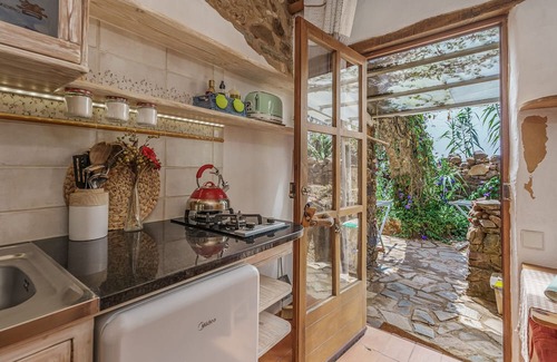 Carrapateira Apartamento | Studio Apartment 'Alma' with Mountain View, Shared Terrace and Wi-Fi