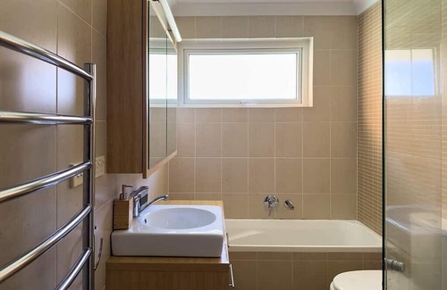 Kareela Casa | Kareela | Cozy Retreat with Creek Backyard