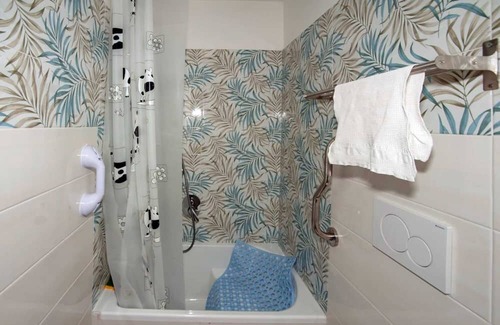 Vado Ligure Apartamento | Room 'Suite' with Shared Terrace, Wi-Fi and Air Conditioning
