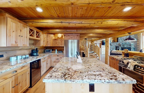 Fort Valley Casa | Luxury log cabin home with large deck, loft, mountain views, & grill