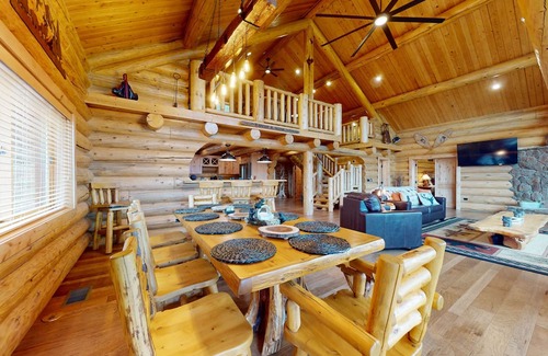 Fort Valley Casa | Luxury log cabin home with large deck, loft, mountain views, & grill