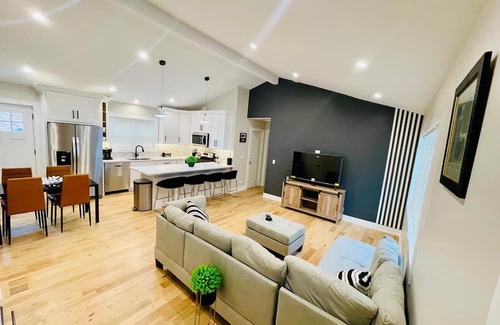 Willowbrook Casa | Charming 3-bedroom Cottage with AC & WiFi in Willowbrook