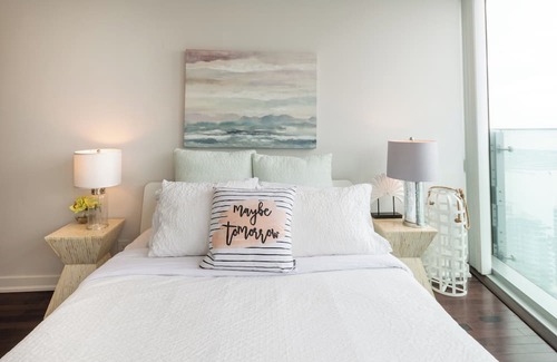 Central Waterfront Condominio | Stunning Lake View luxury Condo in The Tourist Hub Area in Toronto Downtown