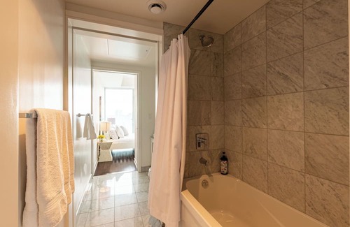 Central Waterfront Condominio | Stunning Lake View luxury Condo in The Tourist Hub Area in Toronto Downtown