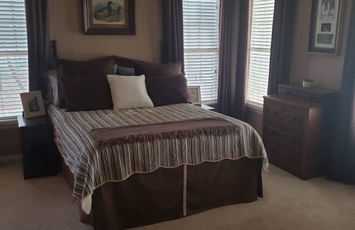 Little Kowaliga Cabina | Charming 4-bedroom/4-bath lake cabin with WiFi and AC on beautiful Lake Martin