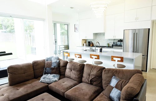 Galindo Casa | Stylish Retreat: Incredible Views & Vintage Vibes