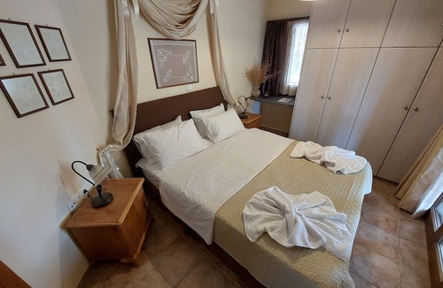 Pylos-Nestoras Casa | A comfortable and quiet guest house with a nice courtyard.