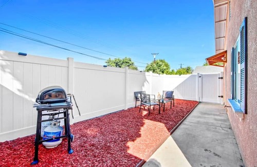 La Puente Casa | Serenity Stay BBQ 2-Bedroom Sanctuary with Backyard and High-Speed Internet