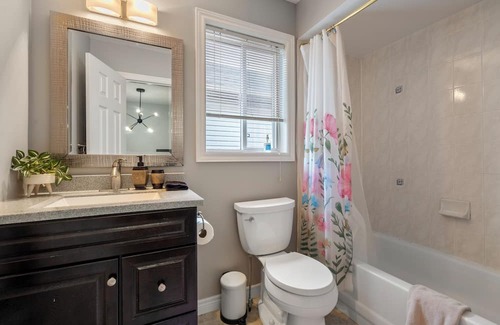 Watertown Casa | Spacious 5-bedroom house in wonderful Hamilton with fitness room, WiFi .
