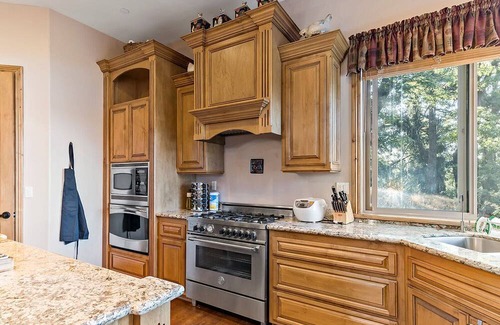 Lake Arrowhead Chalet De Esquí | Enchanted Lakeside Castle 4BR/6BA/2LR 5009SQ FT Hot Tub And Scenic Lake Views