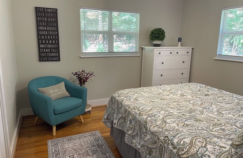 New Castle Casa | Cozy cottage in Birmingham with wooded yard and close to interstate.