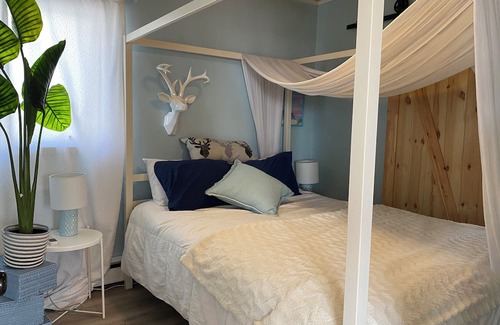 Leamington Casa | Lakefront relaxation, hot tub, and adventure awaits at Seacliff Park and beach
