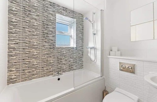 Patchway Casa | Urban Oasis: Luxe Bristol Home-Sleeps 14-Parking
