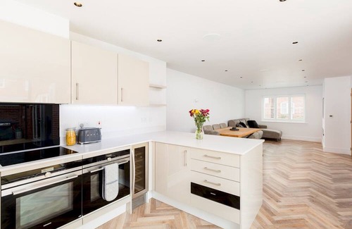 Tiddington Casa | CV37 7FA 9 Sid Courtney Way, Tiddington · Large & Modern 4Bed Family Home | Pass The Keys