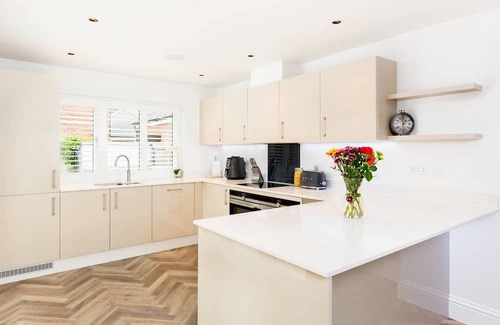 Tiddington Casa | CV37 7FA 9 Sid Courtney Way, Tiddington · Large & Modern 4Bed Family Home | Pass The Keys
