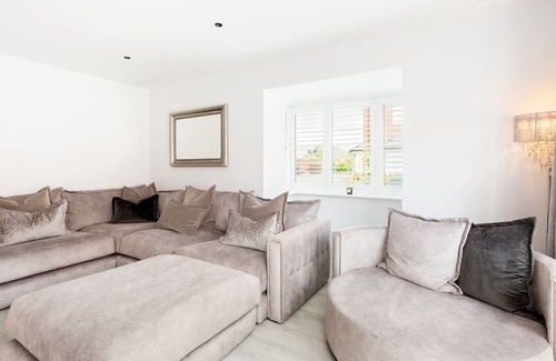 Tiddington Casa | CV37 7FA 9 Sid Courtney Way, Tiddington · Large & Modern 4Bed Family Home | Pass The Keys