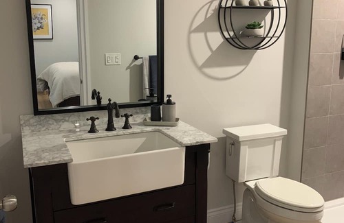 Lakeshore Cama Y Desayuno | Spacious suite with queen size bed & beautiful 3 piece ensuite