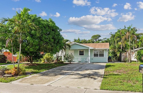 Stuart Casa | Coastal Comfort: 3br House In Stuart City 3 Bedroom Home by RedAwning